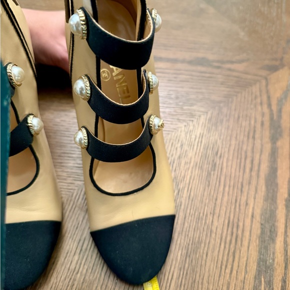 Chanel Elegant Cream and Black Women's Heels - Picture 13 of 13
